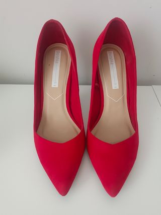 Zapato salón rojo de Bershka