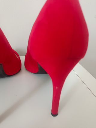 Zapato salón rojo de Bershka