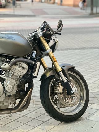Moto Honda CB 600 Hornet café racer homologada