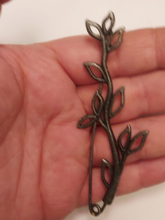 Broche ramas y flores plateado largo bisutería