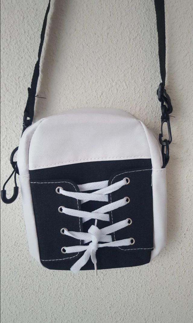 Bolso en forma de zapatillas