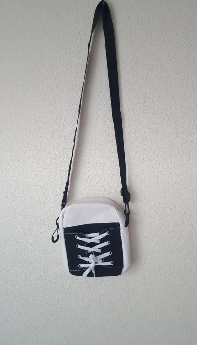 Bolso en forma de zapatillas