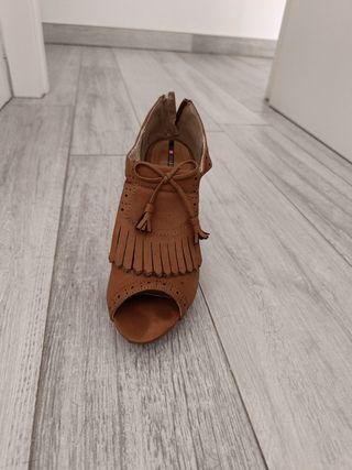 Zapatos de tacón marrones