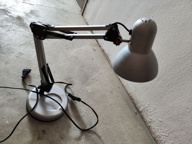 Flexo escritorio color plata.