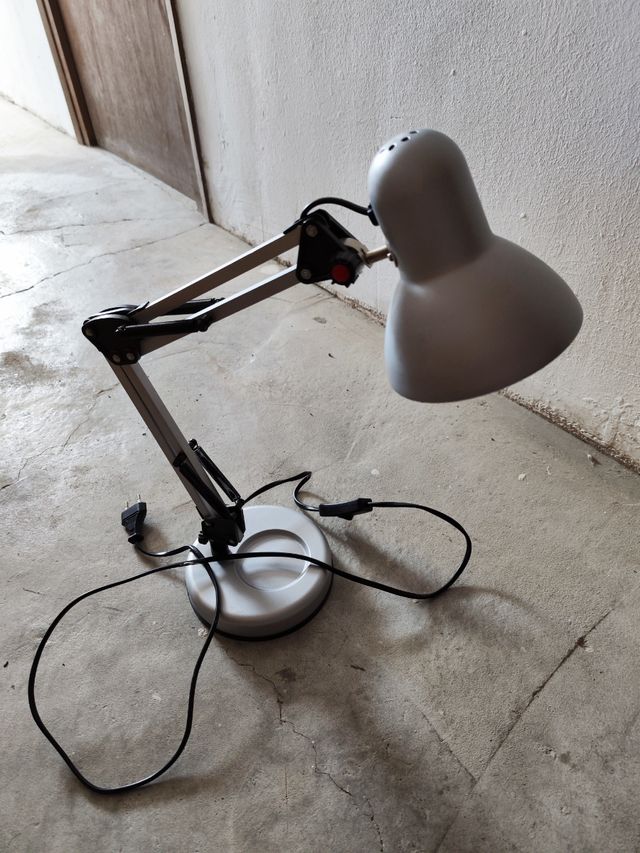 Flexo escritorio color plata.