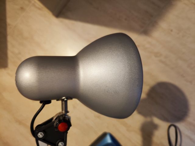 Flexo escritorio color plata.