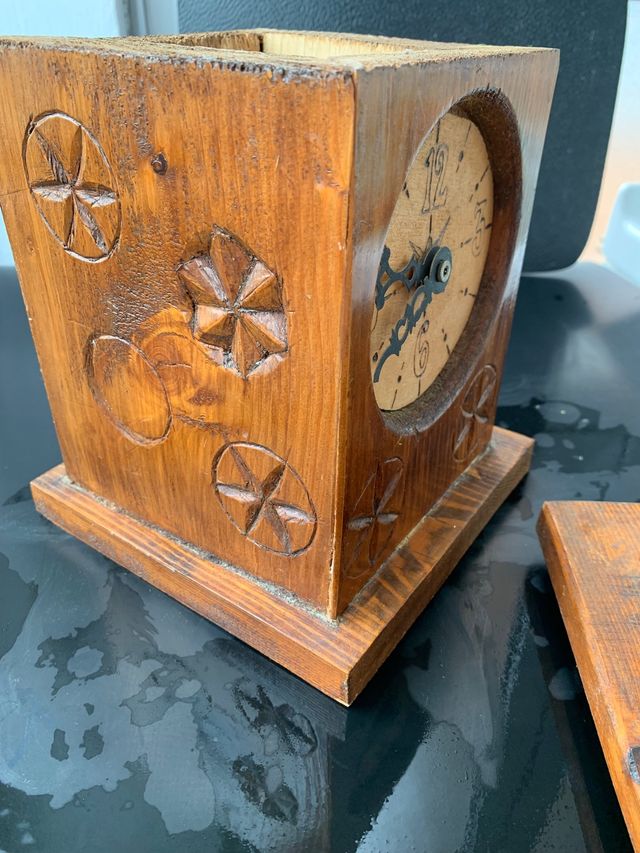 Orologio in legno fatto a mano con disegni incisi