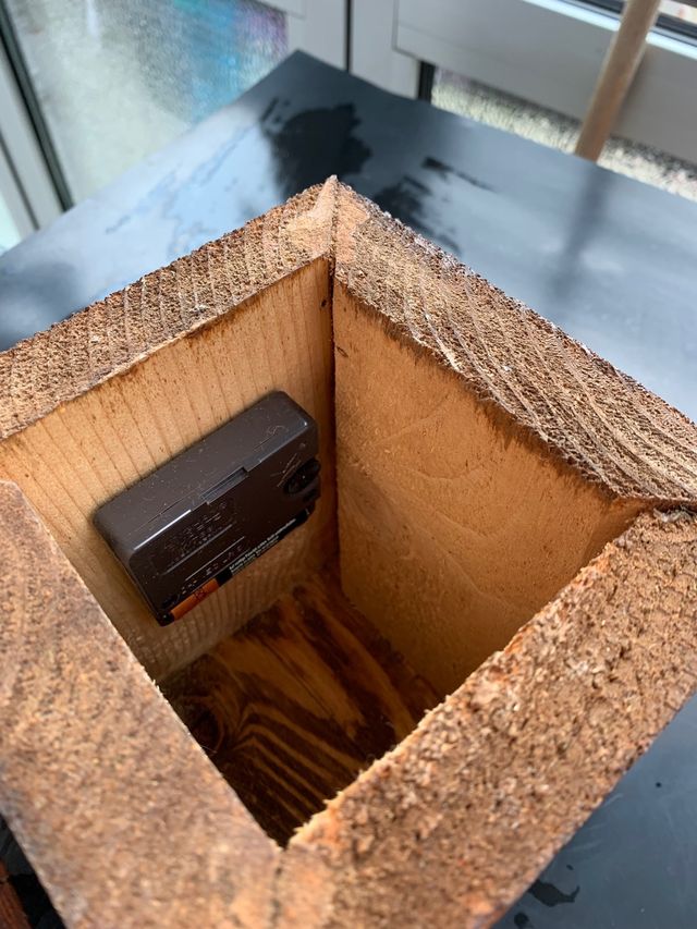 Orologio in legno fatto a mano con disegni incisi