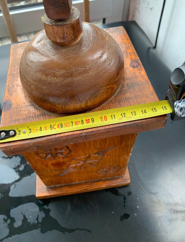 Orologio in legno fatto a mano con disegni incisi