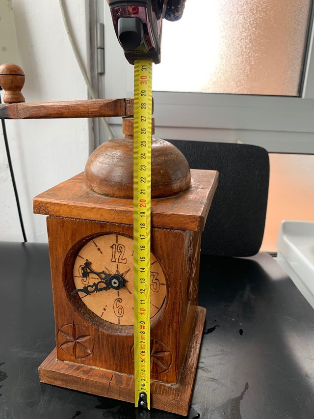 Orologio in legno fatto a mano con disegni incisi