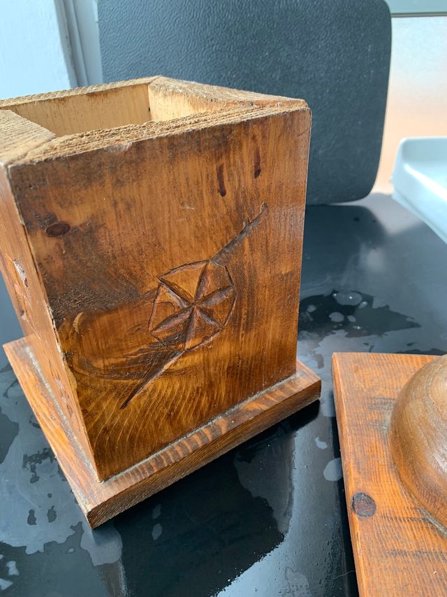 Orologio in legno fatto a mano con disegni incisi