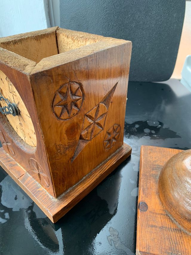 Orologio in legno fatto a mano con disegni incisi