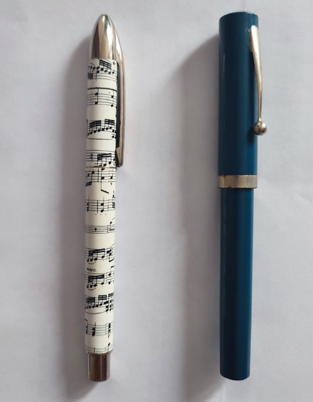 2 Bolígrafos. El azul con más de 40 años