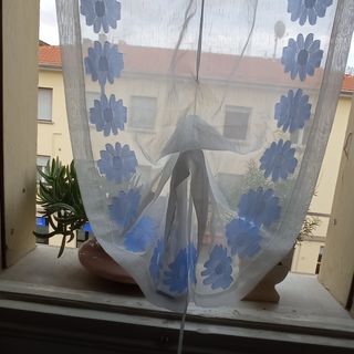 1 tenda bianca con fiori azzurri per bastone 