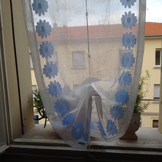 1 tenda bianca con fiori azzurri per bastone 