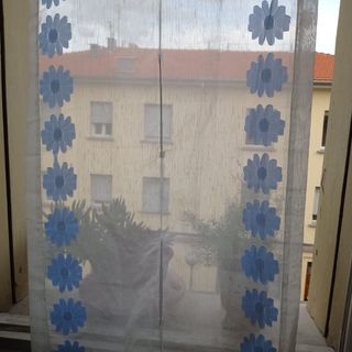 1 tenda bianca con fiori azzurri per bastone 