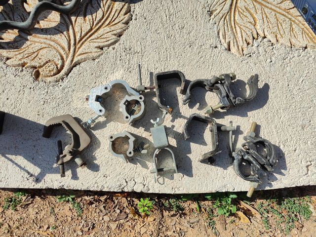 Enganches para focos y andamios