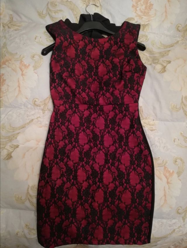 Elegante vestito rosso e nero con pizzo