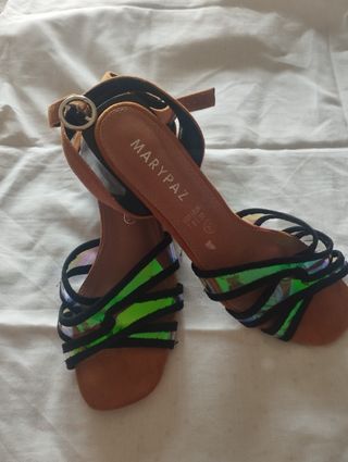 Sandalias tacón bajo de tiras.