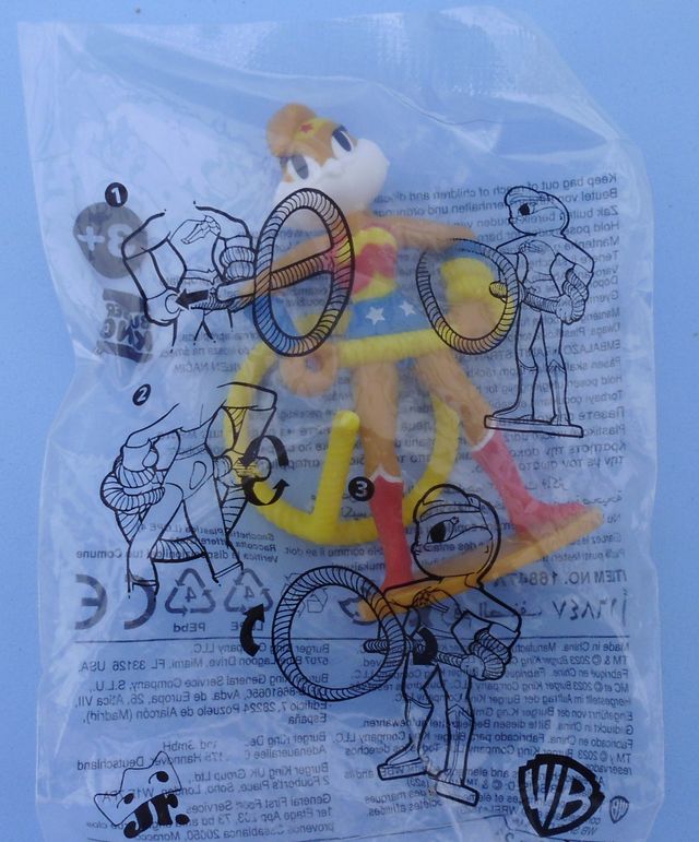 Burger King figura Wonder Woman celebrando 100 año