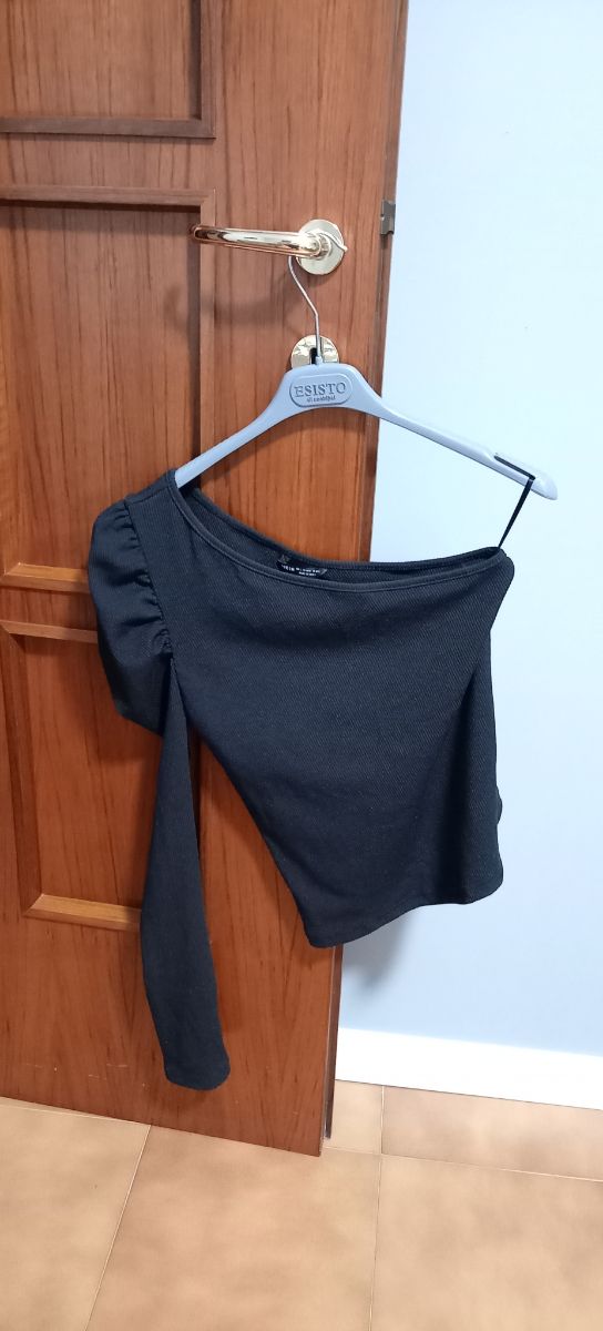 Maglia monospalla con manica a sbuffo