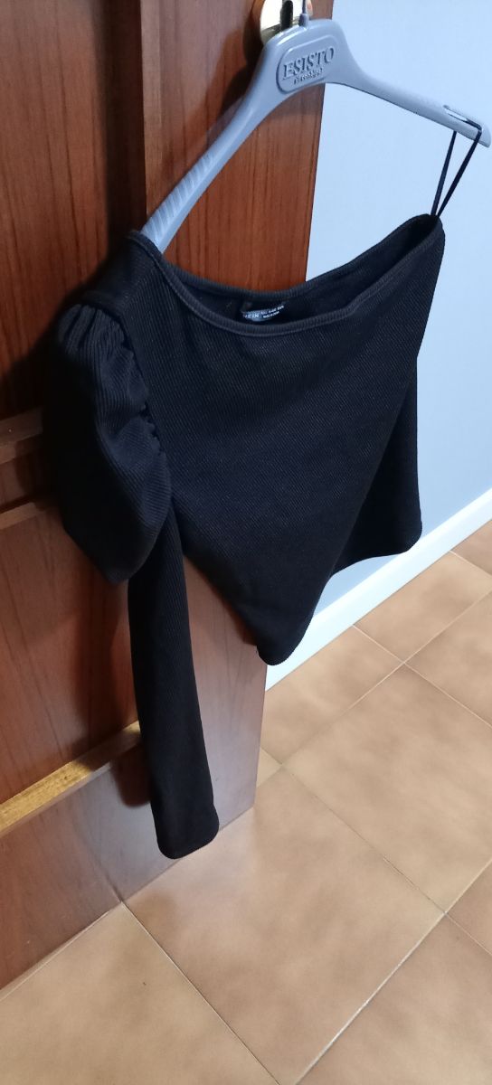 Maglia monospalla con manica a sbuffo