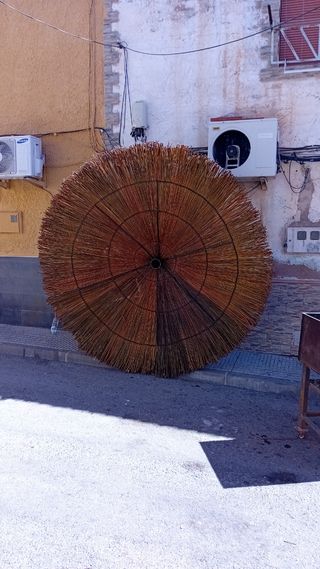 Se hacen sombrillas y pergolas. Ect