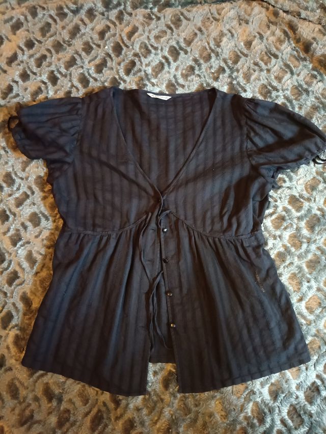 Blusa negra de Amitié
