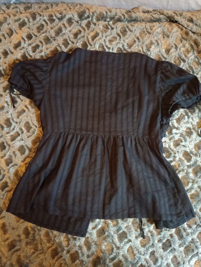 Blusa negra de Amitié