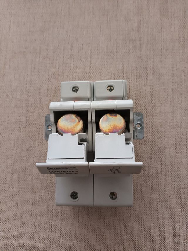 Portafusible 2 polos+2 fusibles+soporte