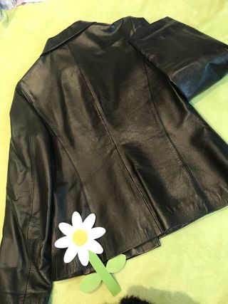 BLASIER/CHAQUETA corta negra  de piel T.P (40/42.)