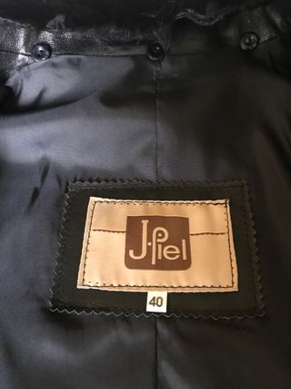 BLASIER/CHAQUETA corta negra  de piel T.P (40/42.)