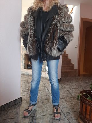 Abrigo de piel y pelo de zorro plateado
