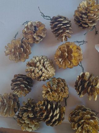 Adornos árbol Navidad piñas doradas.