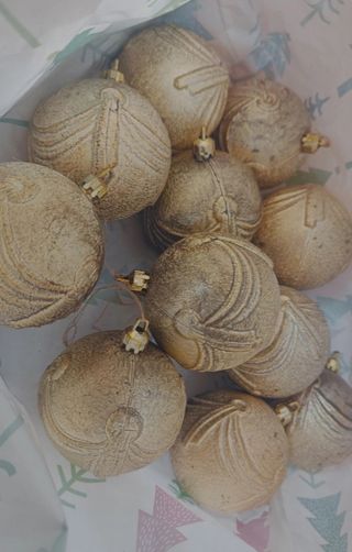 Adornos árbol Navidad bolas doradas.