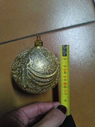 Adornos árbol Navidad bolas doradas.