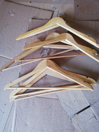 Lote 10 perchas de madera