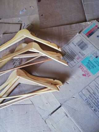 Lote 10 perchas de madera