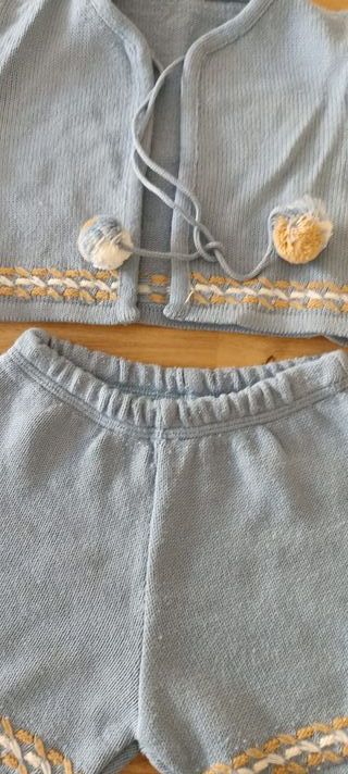 Conjunto. elegante. Pantalones cortos y chaqueta. 