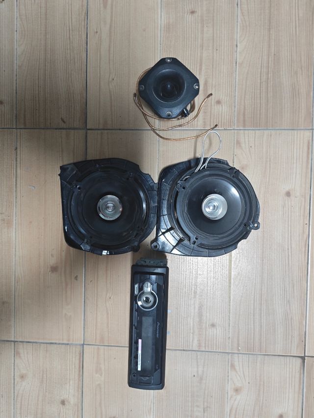 Radio Pioneer con altavoces