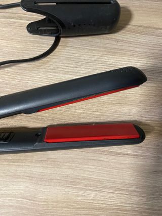 piastra capelli gold V GHD / nera e rossa