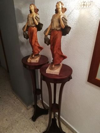 FIGURAS MUJER CERAMICA Y PIE DE MADERA