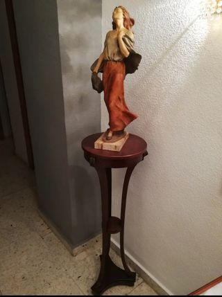 FIGURAS MUJER CERAMICA Y PIE DE MADERA