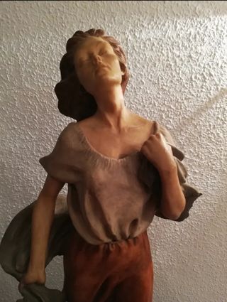 FIGURAS MUJER CERAMICA Y PIE DE MADERA