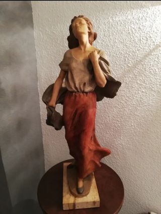 FIGURAS MUJER CERAMICA Y PIE DE MADERA
