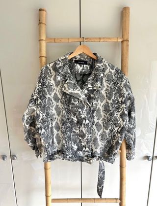 Cazadora biker animal print Zara
