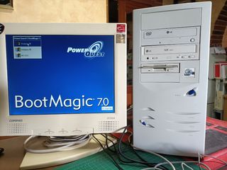 Computador retro com Windows 95/98 e MS Dos em segunda mão durante
