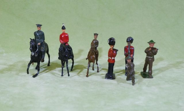 7 soldati di piombo di cui 3 a cavallo