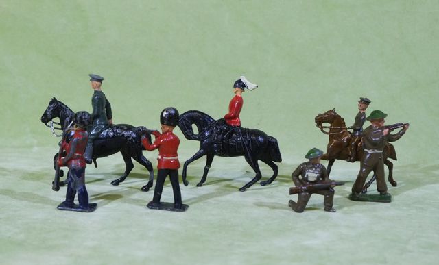 7 soldati di piombo di cui 3 a cavallo