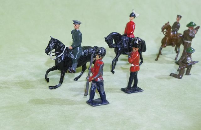 7 soldati di piombo di cui 3 a cavallo